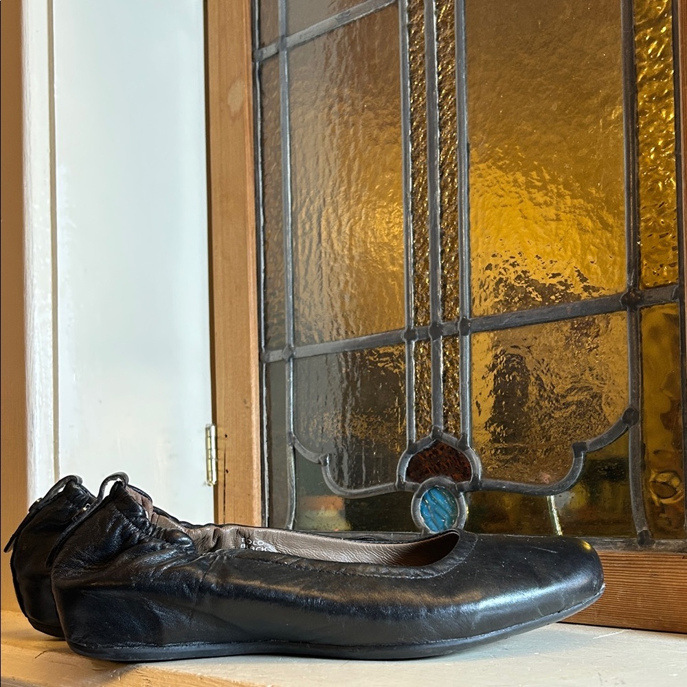 Earthies Black Leather Flats